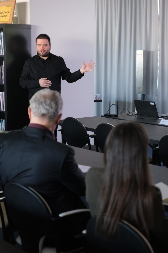 Daniel Staruch počas prednášania