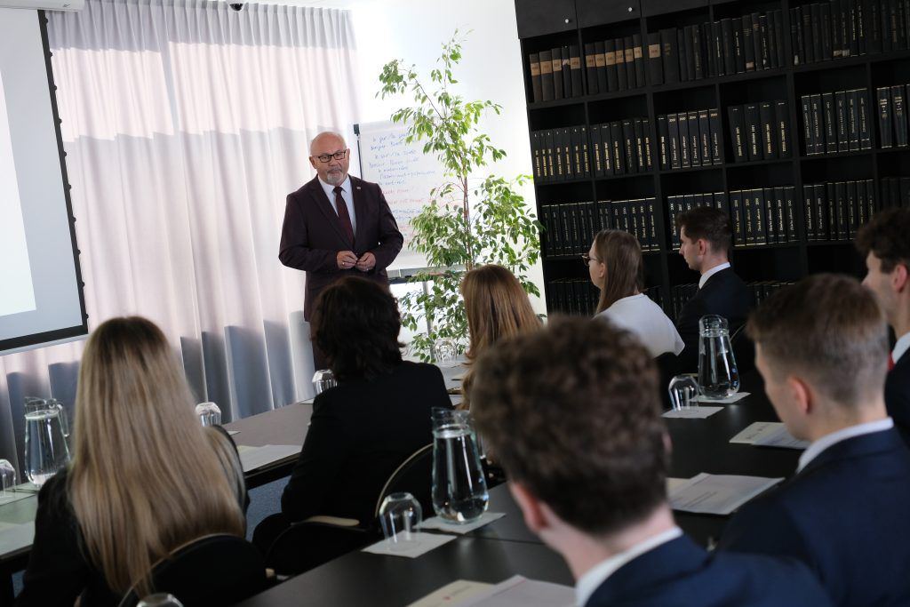 Predseda najvyššieho správneho súdu Pavol Naď počas prijatia študentov ELSA.