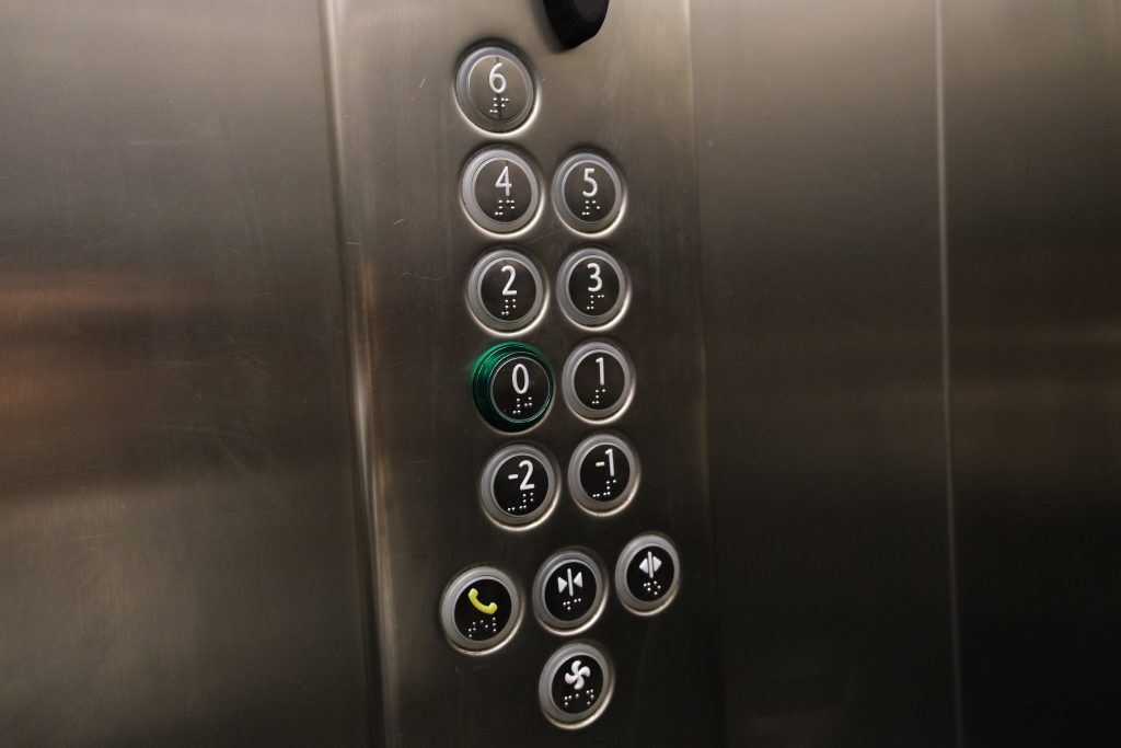 Označené tlačidlá vo výťahu