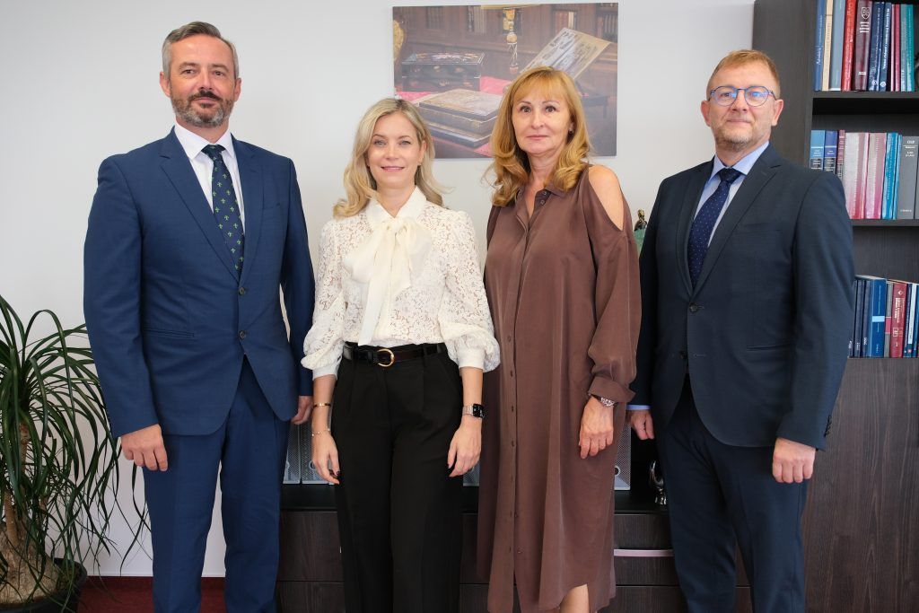Predsedníčka Najvyššieho správneho súdu SR Monika Valašiková s predsedom Slovenskej advokátskej komory Tomášom Kamencom a jej podpredsedami Alexandrou Čižmárikovou a Stanislavom Ďuricom.