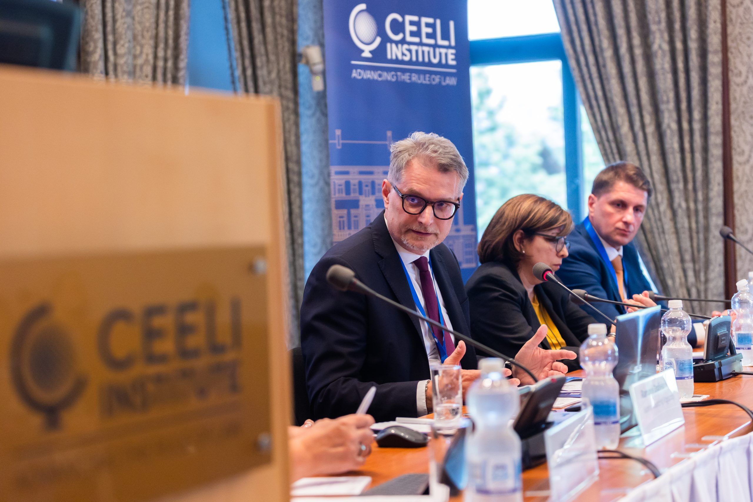 Podpredseda Najvyššieho správneho súdu Slovenskej republiky Marián Trenčan v paneli konferencie CEELI Institute Praha