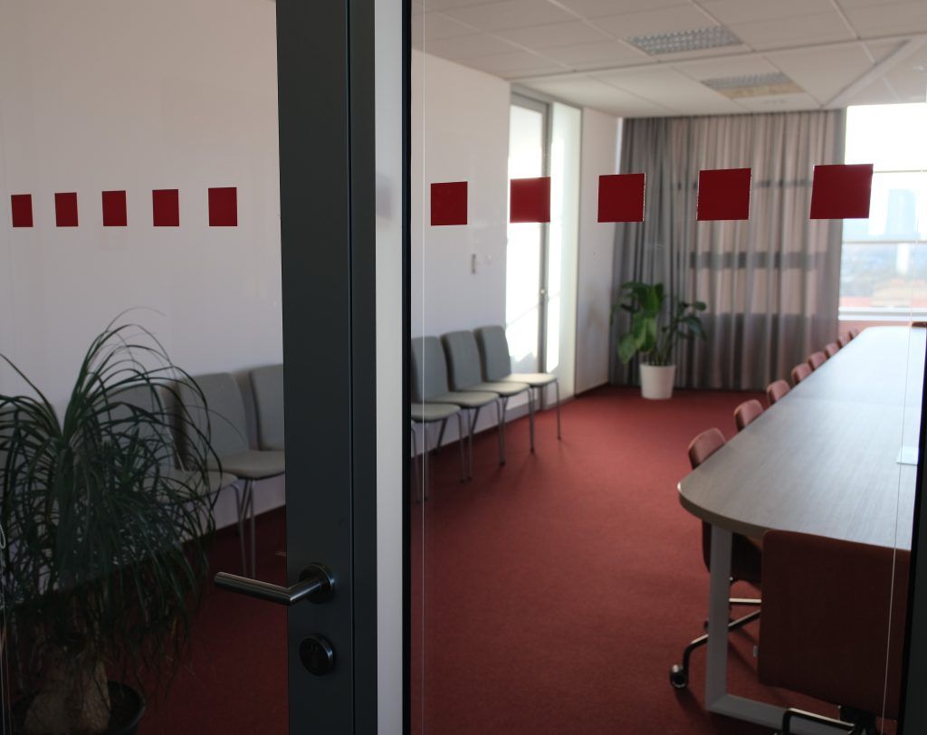 Označenie dverí pre nevidiacich a slabozrakých