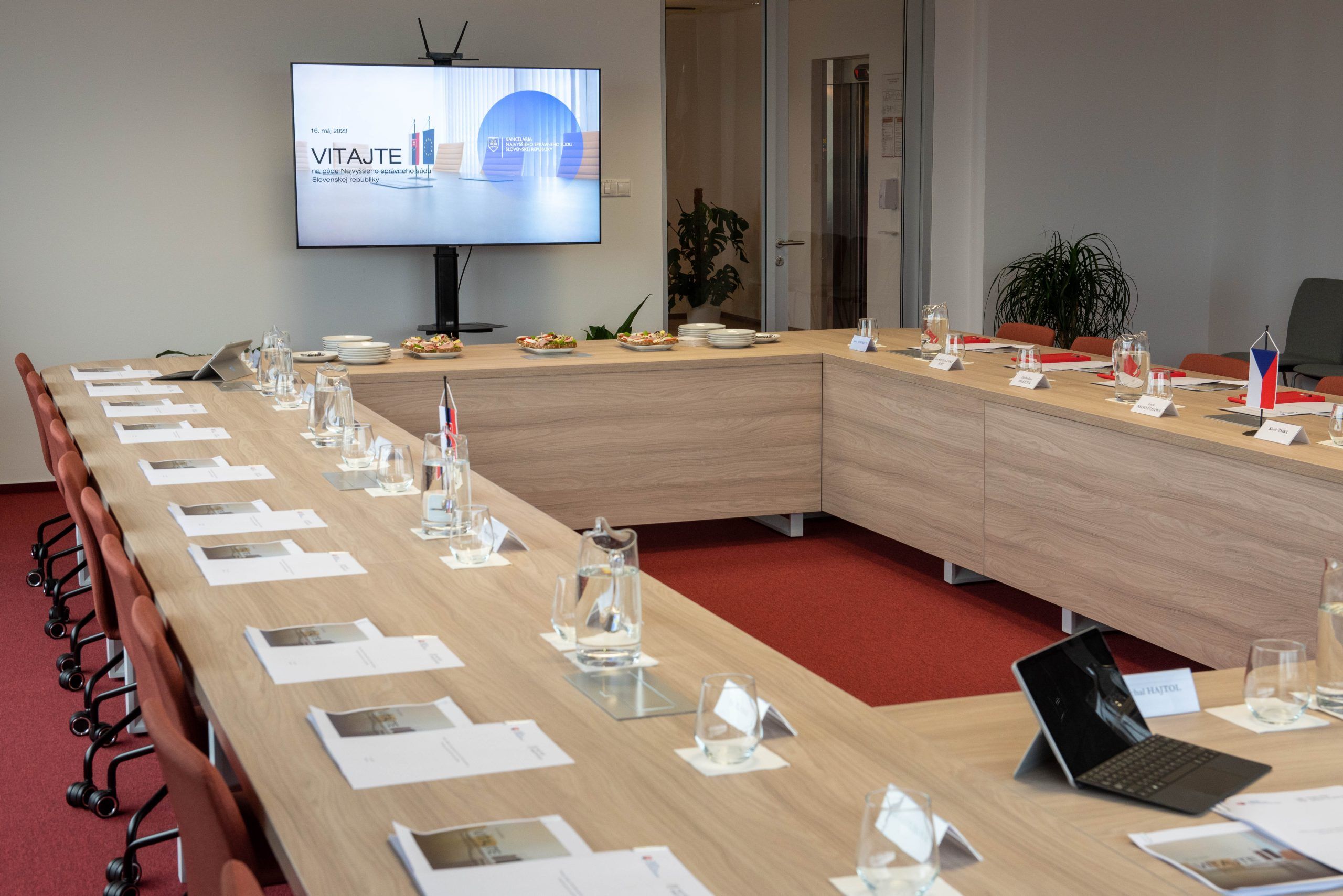 Delegácie slovenského a českého najvyššieho správneho súdu  sa po polroku stretli na Slovensku