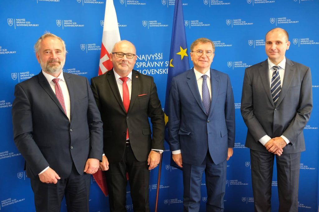 Foto - Sudca Súdneho dvora Európskej únie Miroslav Gavalec a predsedovia Najvyšších správnych súdov Slovenskej republiky, Poľskej republiky a Českej republiky Pavol Naď, Jacek Chlebny a Karel Šimka na Trilaterálnom stretnutí. Foto © Najvyšší správny súd Slovenskej republiky.