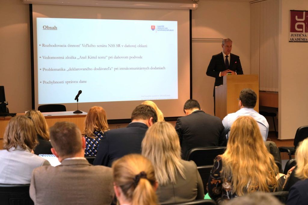 Odborná prednáška Juraja Vališa, sudcu Najvyššieho správneho súdu Slovenskej republiky, počas Dní správneho súdnictva 2024 v paneli o problematike daní. Foto © Najvyšší správny súd Slovenskej republiky.