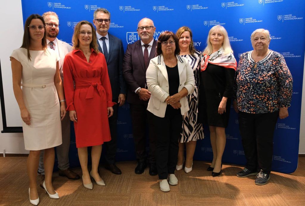 Zástupcovia Ústavného súdu Slovenskej republiky, Najvyššieho správneho súdu Slovenskej republiky a správnych súdov v Bratislave, Banskej Bystrici a Košiciach na Dňoch správneho súdnictva 2024. Foto © Najvyšší správny súd Slovenskej republiky.