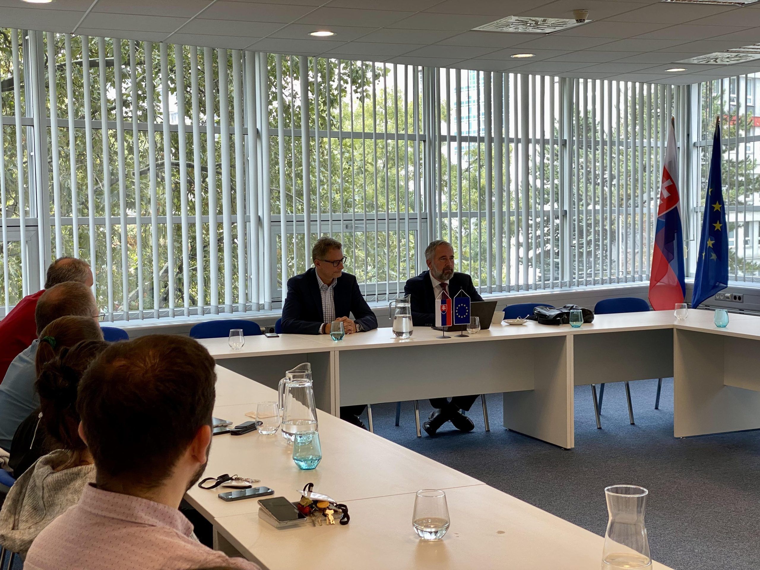 O fungovaní Súdneho dvora Európskej únie sa so sudcami a asistentmi Najvyššieho správneho súdu Slovenskej republiky zhováral sudca Miroslav Gavalec