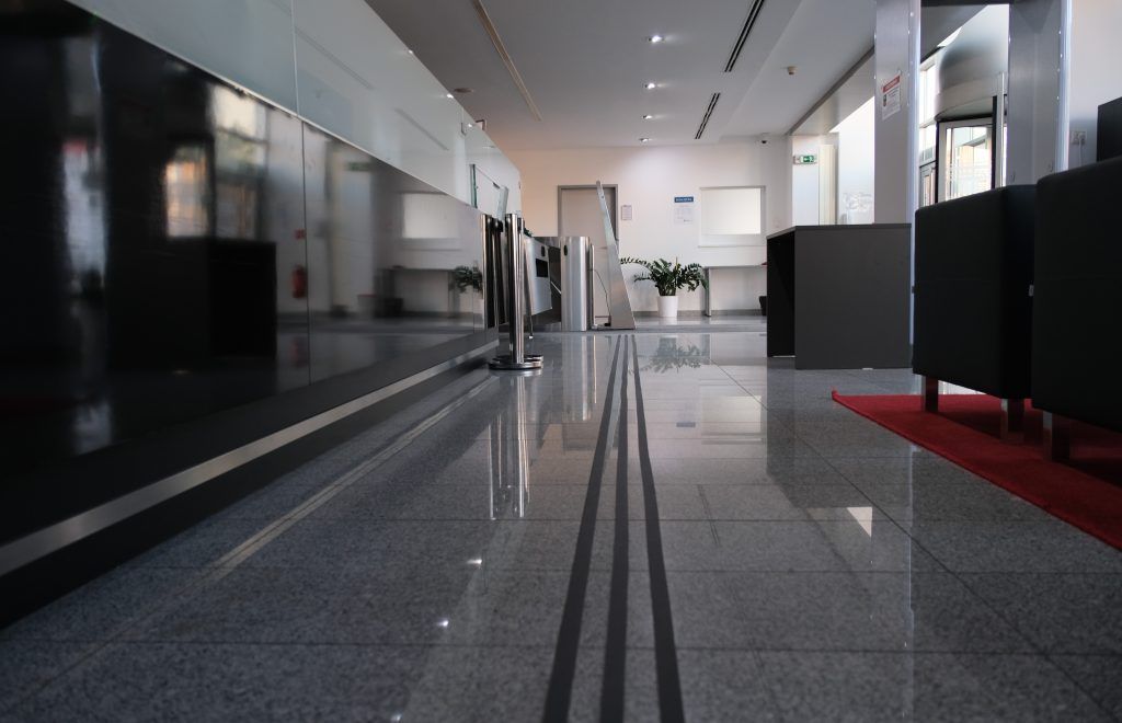 Recepcia a vodiaci pás pre nevidiacich